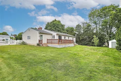 Exterior - 4 Johnson Ct, Bristol, RI 02809 photo 4 of 8