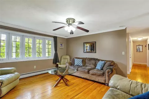 Living - 4 Johnson Ct, Bristol, RI 02809 photo 2 of 3