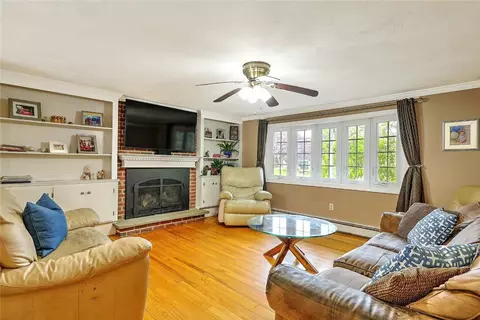 Living - 4 Johnson Ct, Bristol, RI 02809 photo 1 of 3