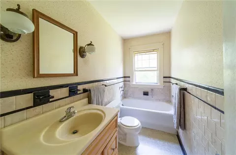 Bath - 261 Hardig Rd, Warwick, RI 02886 photo 1 of 3