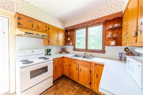 Kitchen - 261 Hardig Rd, Warwick, RI 02886 photo 1 of 2