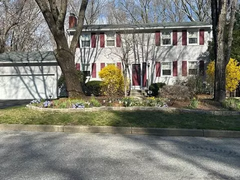 40 Newcastle Dr, East Greenwich, RI 02818