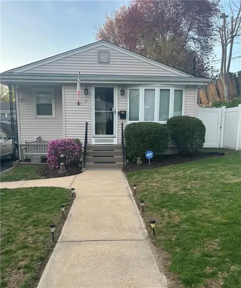 7 Deborah Way, Cranston, RI 02910