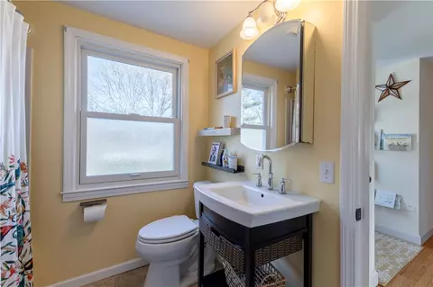 Bath - 55 Knowles Dr, Warwick, RI 02888 photo 2 of 3