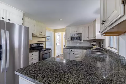 Kitchen - 55 Knowles Dr, Warwick, RI 02888 photo 3 of 3