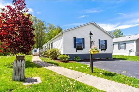 30 Blackbird Ct, Tiverton, RI 02878