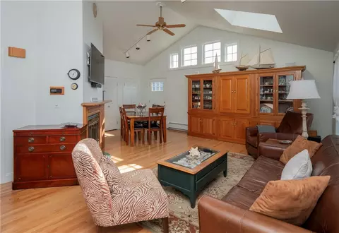 46 Berkeley Ct, Middletown, RI 02842 photo 3
