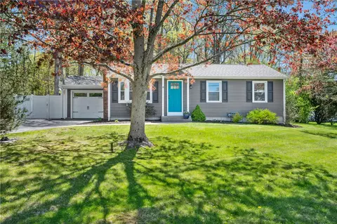 41 Crestwood Ct, Cumberland, RI 02864