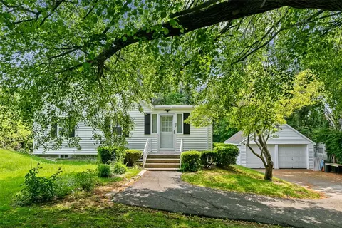52 Hedly St, Portsmouth, RI 02871