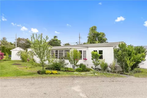 2 North Dr, Portsmouth, RI 02871