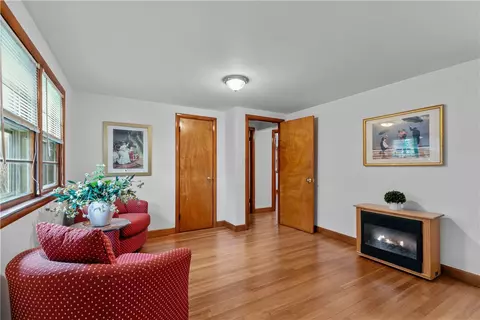 11 Cedar Ave, Middletown, RI 02842 photo 4