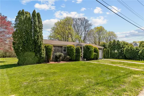 11 Cedar Ave, Middletown, RI 02842