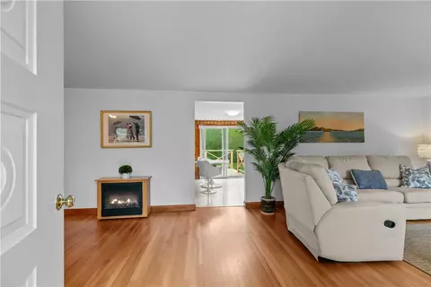 11 Cedar Ave, Middletown, RI 02842 photo 2
