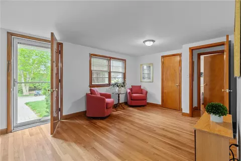 11 Cedar Ave, Middletown, RI 02842 photo 5
