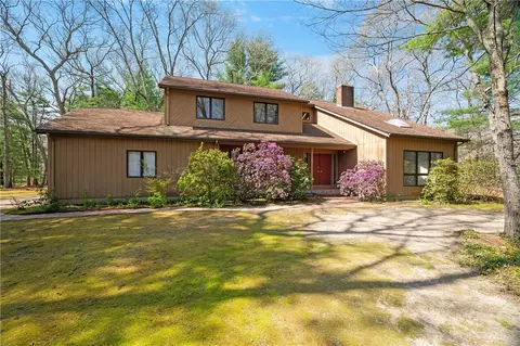 35 Candlewood Dr, North Kingstown, RI 02852