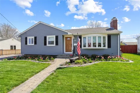 279 Chases Ln, Middletown, RI 02842