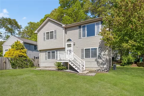 67 Meadowrue Trl, Saunderstown, RI 02874