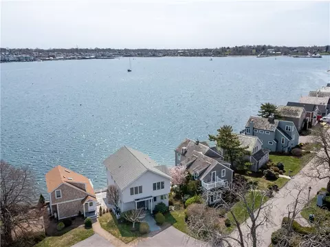 2 Defenders Row, Newport, RI 02840