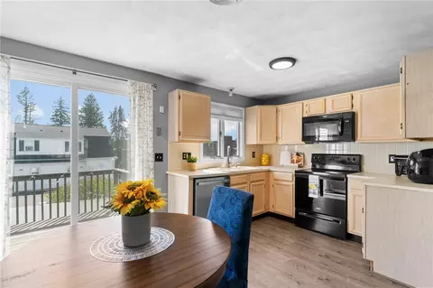 32 Sunflower Cir, North Providence, RI 02911
