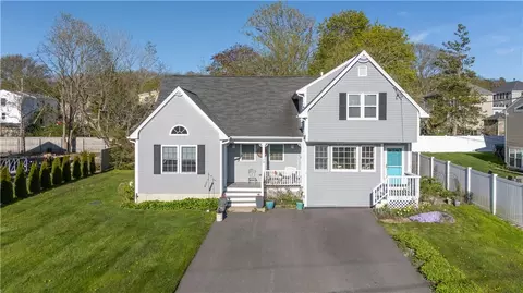 3 Jones Ave, Bristol, RI 02809