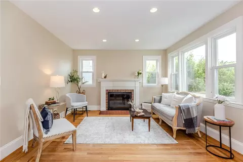 38 River St, Cranston, RI 02905