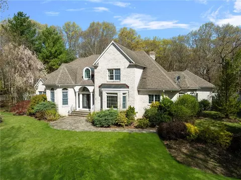 4 Christopher Dr, Lincoln, RI 02865