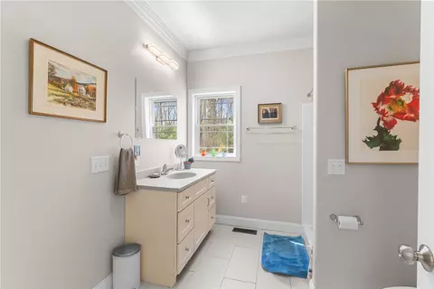 Bath - 40 Lloyd Bowen Ct, Glocester, RI 02814 photo 4 of 6