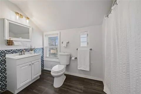 Bath - 112 Ottawa Ave, Warwick, RI 02889 photo 1 of 2
