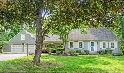 5 Vialls Dr, Barrington, RI 02806