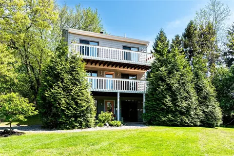 25 Spanker St, Jamestown, RI 02835