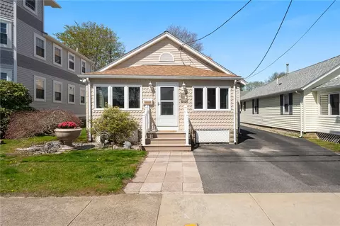 63 Boon St, Narragansett, RI 02882