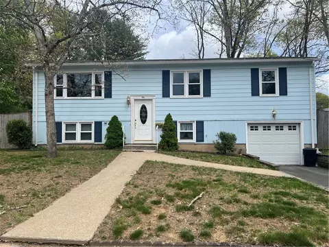 10 Lawnwood Rd, Coventry, RI 02816