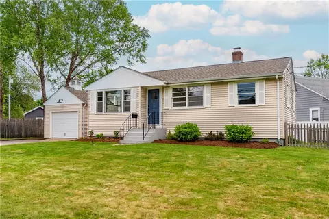 162 N Country Club Dr, Warwick, RI 02888