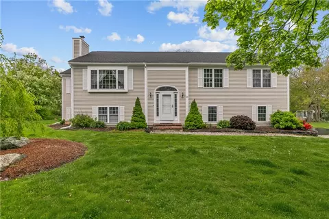 26 Cherokee Dr, Portsmouth, RI 02871