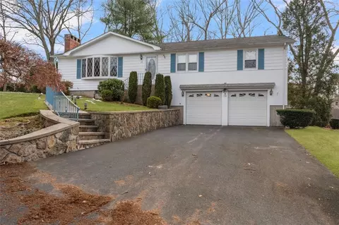 28 Wisteria Dr, Coventry, RI 02816