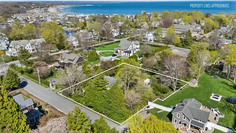 74 Robinson St, Narragansett, RI 02882