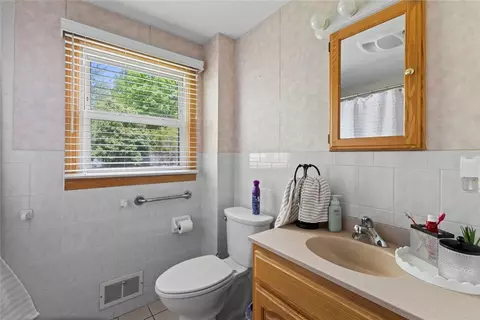 Bath - 49 Naples Ave, Warwick, RI 02886 photo 2 of 2