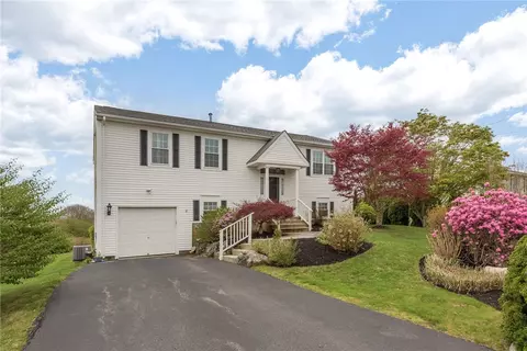 39 President Dr, Narragansett, RI 02882