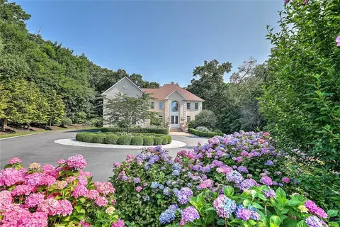 33 Susan Dr, Cumberland, RI 02864
