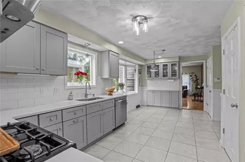 160 Sage Dr, Warwick, RI 02886 photo 4