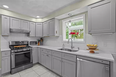 160 Sage Dr, Warwick, RI 02886 photo 6