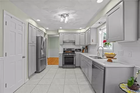 160 Sage Dr, Warwick, RI 02886 photo 8