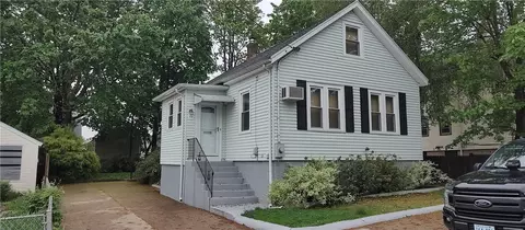 72 Hillcrest Ave, Pawtucket, RI 02860