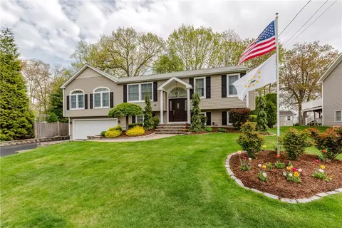 50 Thunder Trl, Cranston, RI 02921