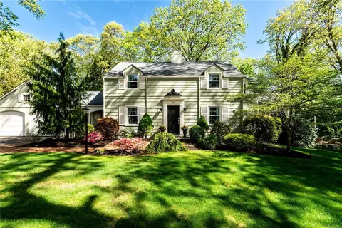251 Crestwood Rd, Warwick, RI 02886