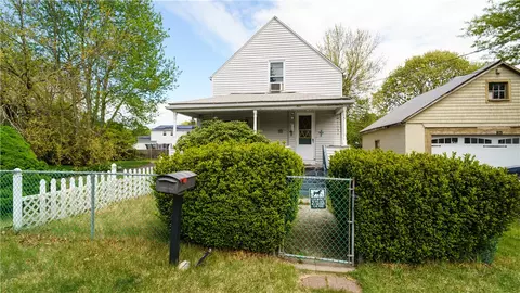 5 Beechcrest St, Warwick, RI 02888