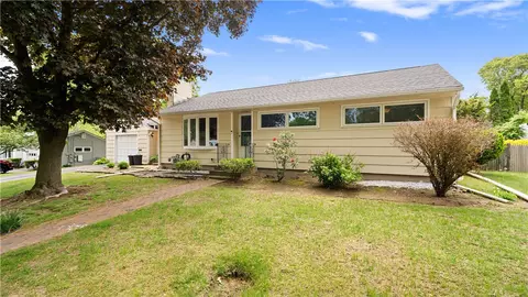 48 Flagg Ave, Warwick, RI 02886