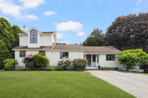 8 School House Rd, Narragansett, RI 02882
