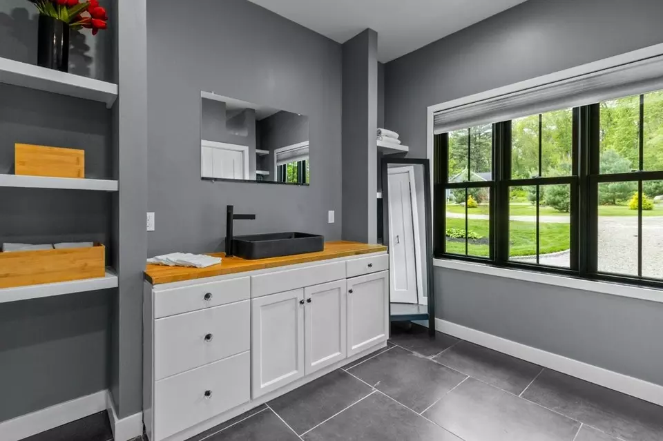Bath - 45 Lloyd Bowen Ct, Glocester, RI 02814 photo 2 of 5