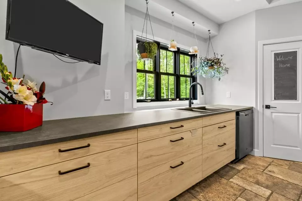 Kitchen - 45 Lloyd Bowen Ct, Glocester, RI 02814 photo 3 of 4